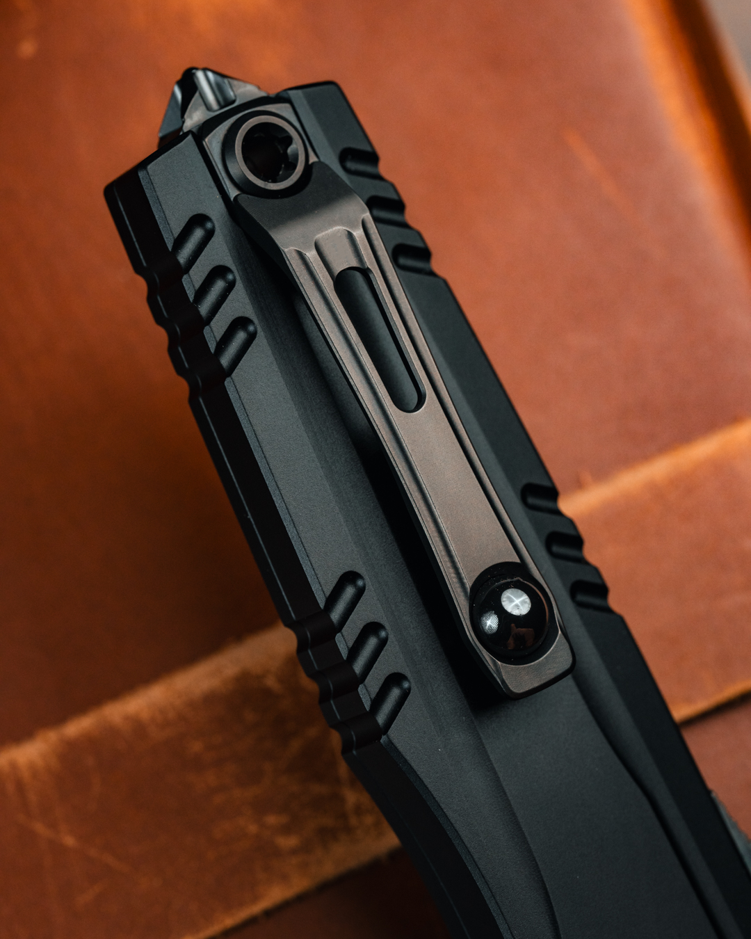 Microtech® / Surefire® Luminary D/E - Stiletto Pro II Collaboration Zero Blade Play DLC Stonewash Full Serrated (1270-3DLCT SET)