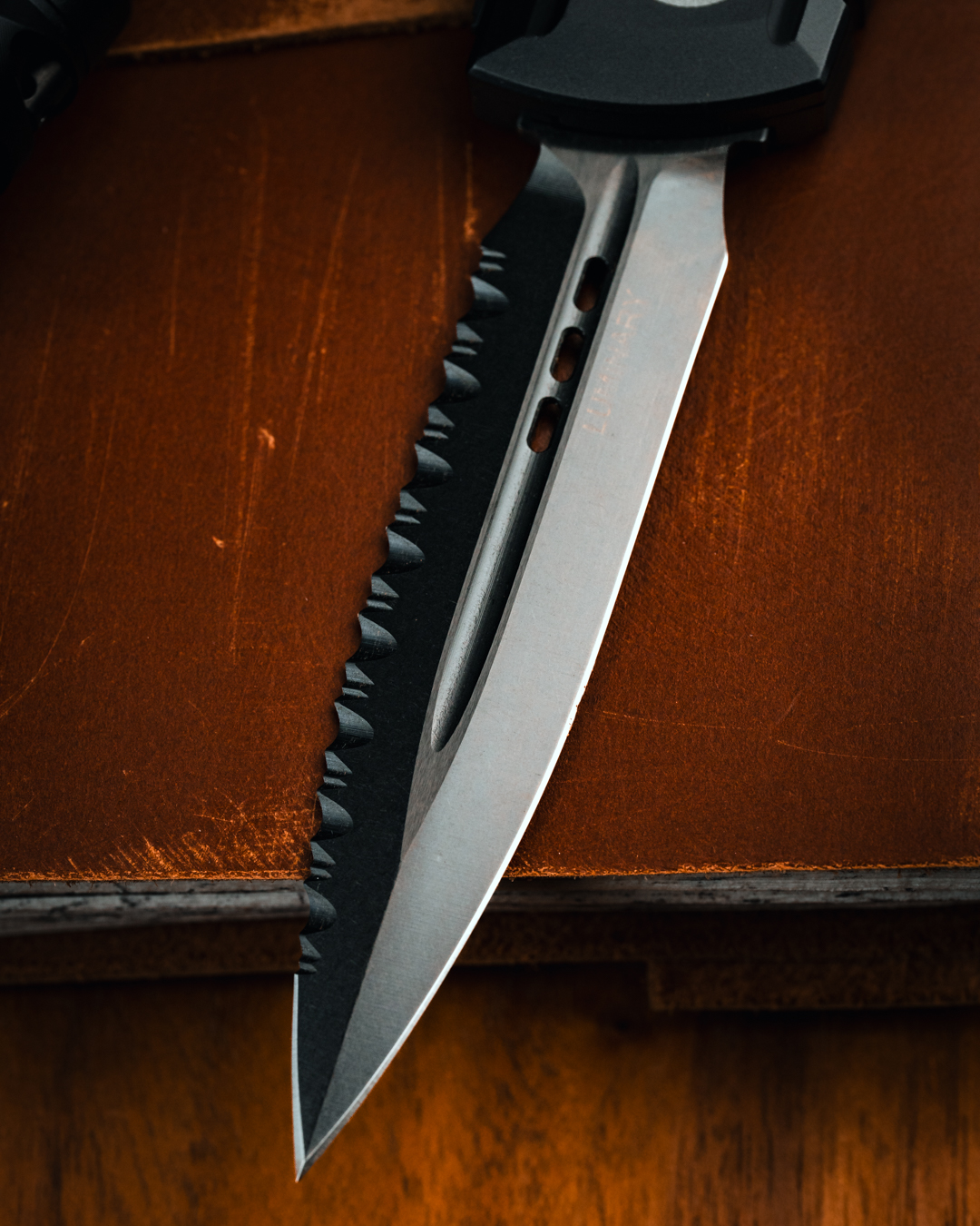 Microtech® / Surefire® Luminary D/E - Stiletto Pro II Collaboration Zero Blade Play DLC Stonewash Full Serrated (1270-3DLCT SET)